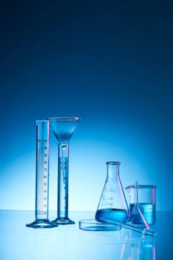 Mavi sıvılı laboratuvar şişesi.