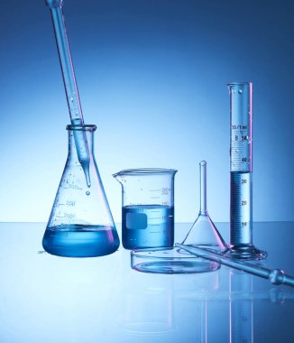 Mavi sıvılı laboratuvar şişesi.