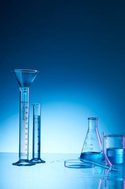 Mavi sıvılı laboratuvar şişesi.
