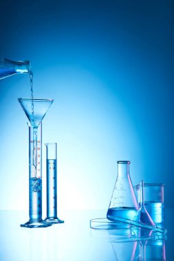 Mavi sıvılı laboratuvar şişesi.