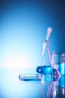 Mavi sıvılı laboratuvar şişesi.