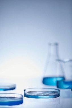 Mavi sıvılı laboratuvar şişesi.