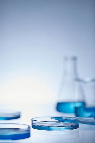 Εργαστηριακή Φιάλη Μπλε Υγρό — Φωτογραφία Αρχείου