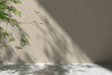 Sıcak güneş ışığı ve yeşil yaprakların ahenkli bir kombinasyonu ile çeşitli tasarımlarda kullanılmak için harika bir beton doku arka planı. 3d oluşturma.