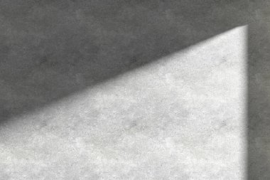 Güneş ışığından gelen doğal gölgeli beton desenli bir duvar çeşitli tasarımlarda kullanılabilen bir pencereden içeri giriyor..