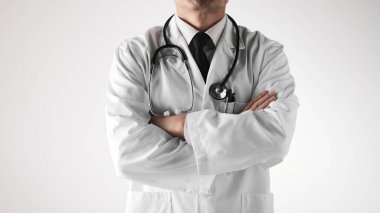 Hastane ofisindeki masada steteskoplu bir doktor. Sistematik sağlık yönetimi için bir doktora danışıyorum..