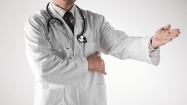 Hastane ofisindeki masada steteskoplu bir doktor. Sistematik sağlık yönetimi için bir doktora danışıyorum..