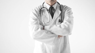 Hastane ofisindeki masada steteskoplu bir doktor. Sistematik sağlık yönetimi için bir doktora danışıyorum..