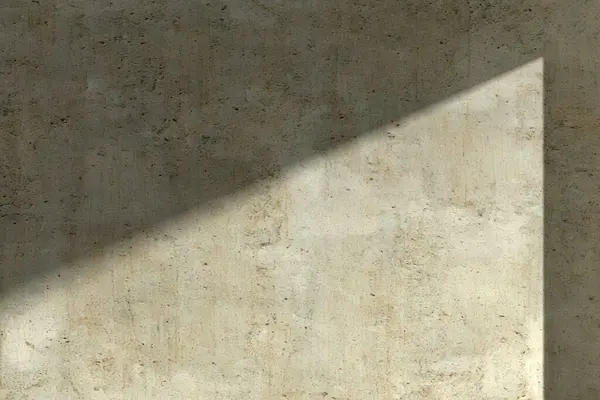 Güneş ışığından gelen doğal gölgeli beton desenli bir duvar çeşitli tasarımlarda kullanılabilen bir pencereden içeri giriyor..