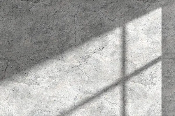 Güneş ışığından gelen doğal gölgeli beton desenli bir duvar çeşitli tasarımlarda kullanılabilen bir pencereden içeri giriyor..