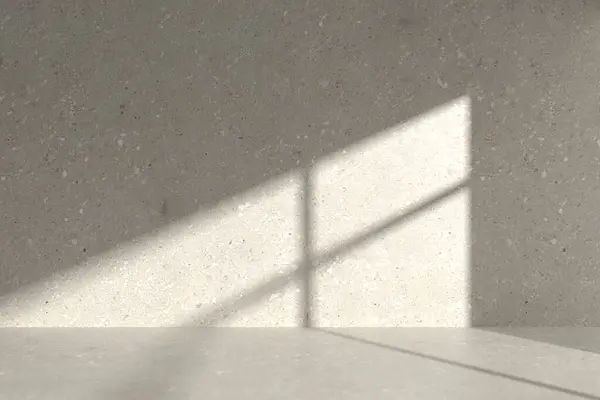 Güneş ışığından gelen doğal gölgeli beton desenli bir duvar çeşitli tasarımlarda kullanılabilen bir pencereden içeri giriyor..