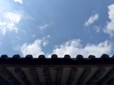 Hanok 'un sessiz gölgeleri ve doğal dokuları seni huzur ve nostalji alanına davet ediyor..