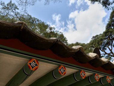 Hanok 'un sessiz gölgeleri ve doğal dokuları seni huzur ve nostalji alanına davet ediyor..