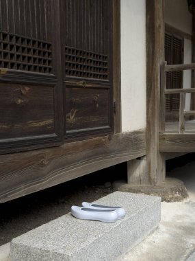 Hanok 'un sessiz gölgeleri ve doğal dokuları seni huzur ve nostalji alanına davet ediyor..