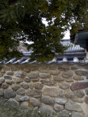 Hanok 'un sessiz gölgeleri ve doğal dokuları seni huzur ve nostalji alanına davet ediyor..