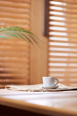 Sıcak ahşap bir iç mekanda güneş ışığı ve gölgeler..