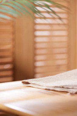 Sıcak ahşap bir iç mekanda güneş ışığı ve gölgeler..