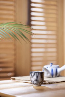 Sıcak ahşap bir iç mekanda güneş ışığı ve gölgeler..