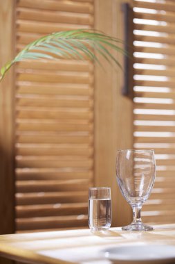 Sıcak ahşap bir iç mekanda güneş ışığı ve gölgeler..