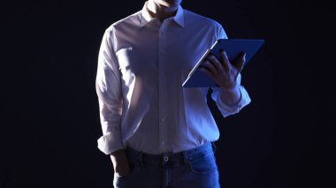 Modern bir iş ortamında birlikte çalışan ve fikirleri paylaşan insanlar..