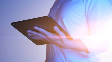 Modern bir iş ortamında birlikte çalışan ve fikirleri paylaşan insanlar..