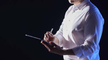 Modern bir iş ortamında birlikte çalışan ve fikirleri paylaşan insanlar..