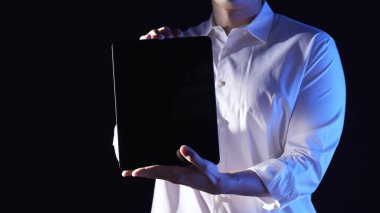 Modern bir iş ortamında birlikte çalışan ve fikirleri paylaşan insanlar..