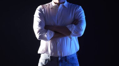 Modern bir iş ortamında birlikte çalışan ve fikirleri paylaşan insanlar..