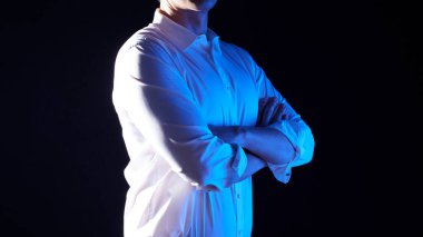 Modern bir iş ortamında birlikte çalışan ve fikirleri paylaşan insanlar..