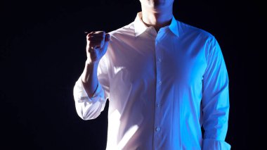 Modern bir iş ortamında birlikte çalışan ve fikirleri paylaşan insanlar..