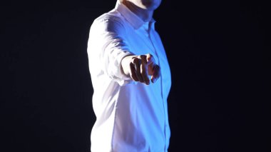 Modern bir iş ortamında birlikte çalışan ve fikirleri paylaşan insanlar..