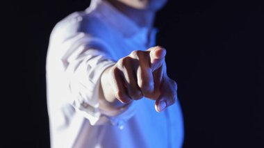 Modern bir iş ortamında birlikte çalışan ve fikirleri paylaşan insanlar..