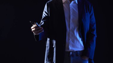 Modern bir iş ortamında birlikte çalışan ve fikirleri paylaşan insanlar..