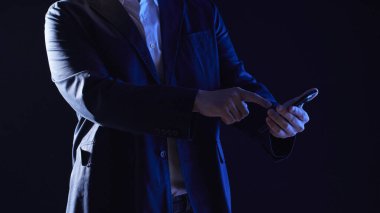 Modern bir iş ortamında birlikte çalışan ve fikirleri paylaşan insanlar..