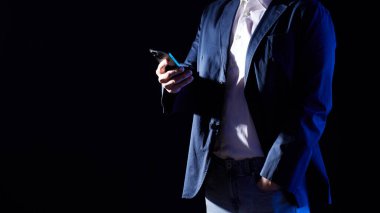 Modern bir iş ortamında birlikte çalışan ve fikirleri paylaşan insanlar..