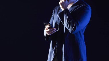 Modern bir iş ortamında birlikte çalışan ve fikirleri paylaşan insanlar..