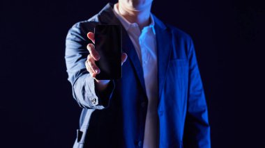 Modern bir iş ortamında birlikte çalışan ve fikirleri paylaşan insanlar..