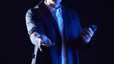 Modern bir iş ortamında birlikte çalışan ve fikirleri paylaşan insanlar..