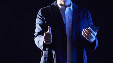 Modern bir iş ortamında birlikte çalışan ve fikirleri paylaşan insanlar..