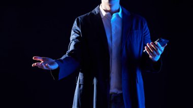 Modern bir iş ortamında birlikte çalışan ve fikirleri paylaşan insanlar..