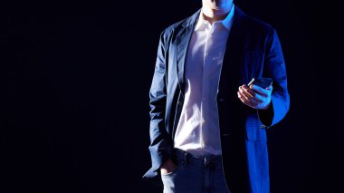 Modern bir iş ortamında birlikte çalışan ve fikirleri paylaşan insanlar..