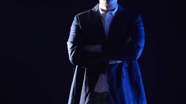 Modern bir iş ortamında birlikte çalışan ve fikirleri paylaşan insanlar..