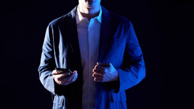 Modern bir iş ortamında birlikte çalışan ve fikirleri paylaşan insanlar..