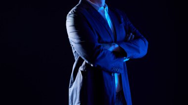 Modern bir iş ortamında birlikte çalışan ve fikirleri paylaşan insanlar..