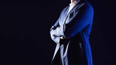 Modern bir iş ortamında birlikte çalışan ve fikirleri paylaşan insanlar..