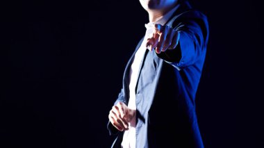 Modern bir iş ortamında birlikte çalışan ve fikirleri paylaşan insanlar..