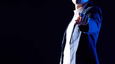 Modern bir iş ortamında birlikte çalışan ve fikirleri paylaşan insanlar..