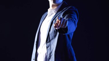 Modern bir iş ortamında birlikte çalışan ve fikirleri paylaşan insanlar..