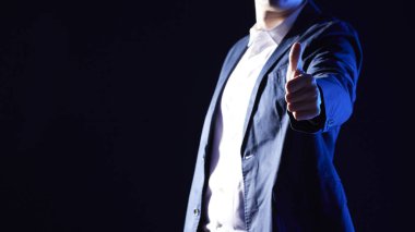 Modern bir iş ortamında birlikte çalışan ve fikirleri paylaşan insanlar..