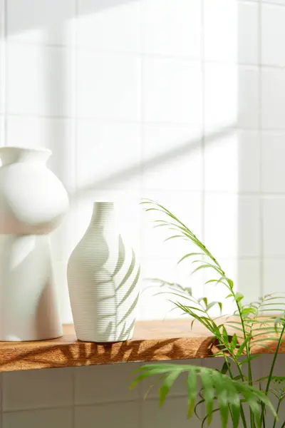 Duvarı ve beyaz fayansları olan beyaz ahşap bir raf. Sıcak güneş ışığı ve doğa tarafından kucaklanan huzurlu bir yer. Uyum, konfor ve zarif güzelliğin bir araya geldiği yer..